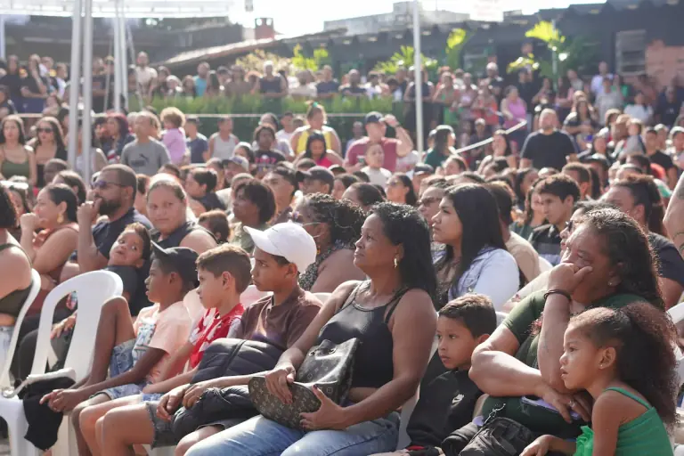 Público sentado acompanhando um evento de campanha do Gil Torres em Itaguaí.